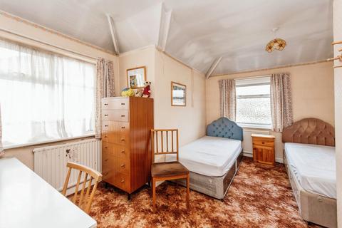 9 Hall Farm Drive, Twickenham, TW2 7PG