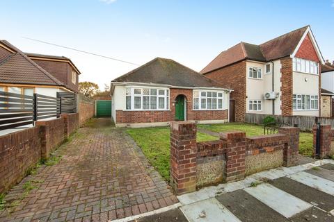 2 bedroom bungalow for sale, Heathside, Hounslow TW4