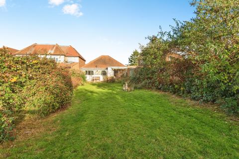 2 bedroom bungalow for sale, Heathside, Hounslow TW4