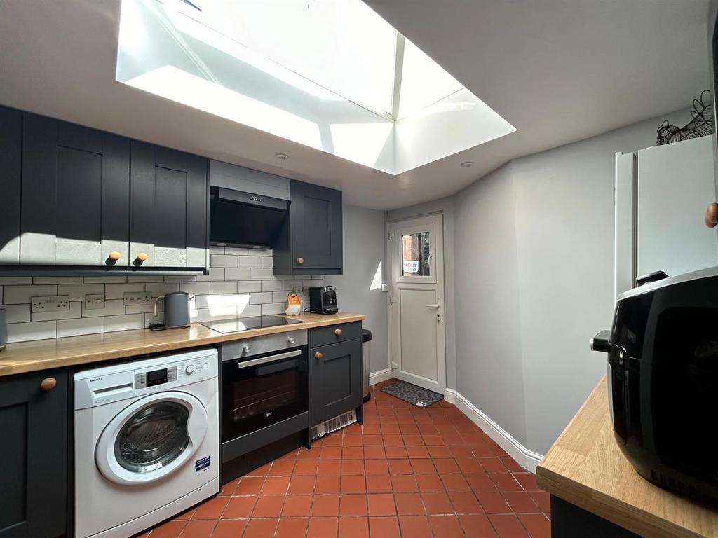 Kitchen 2.jpg