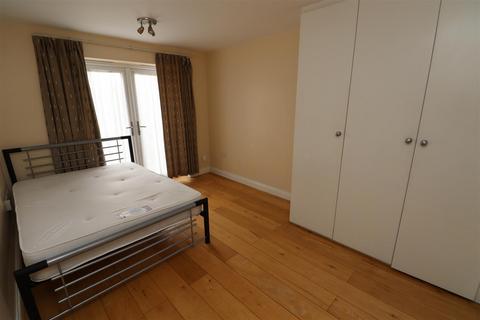 House share to rent, Fernbrook Drive, Harrow