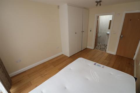 House share to rent, Fernbrook Drive, Harrow