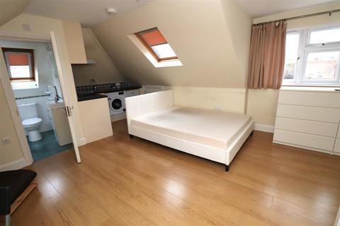 Studio to rent, Eastcote Lane, Harrow