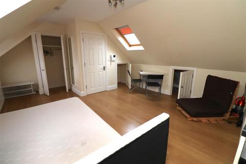 Studio to rent, Eastcote Lane, Harrow