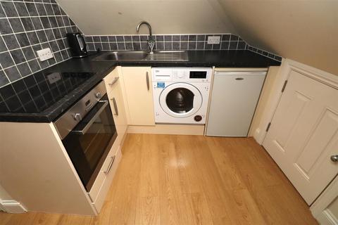 Studio to rent, Eastcote Lane, Harrow