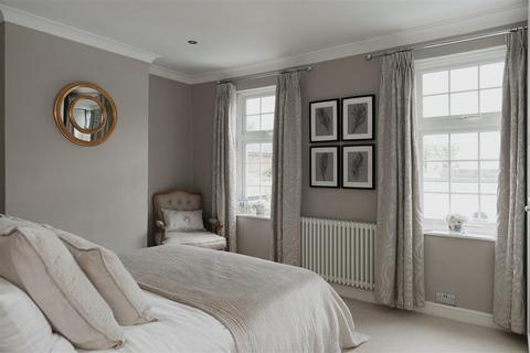 17 Mark Street, Reigate, RH2 0BL