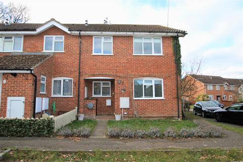 2 bedroom end of terrace house to rent, Bisley