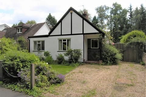 3 bedroom detached bungalow to rent, Bisley