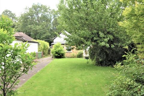 3 bedroom detached bungalow to rent, Bisley