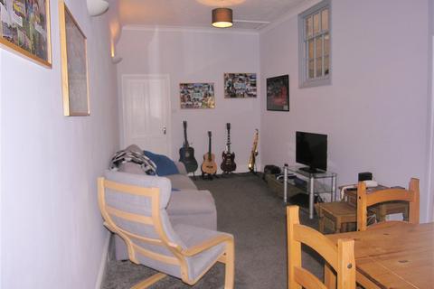 2 bedroom flat to rent, Knaphill