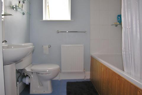 2 bedroom flat to rent, Knaphill