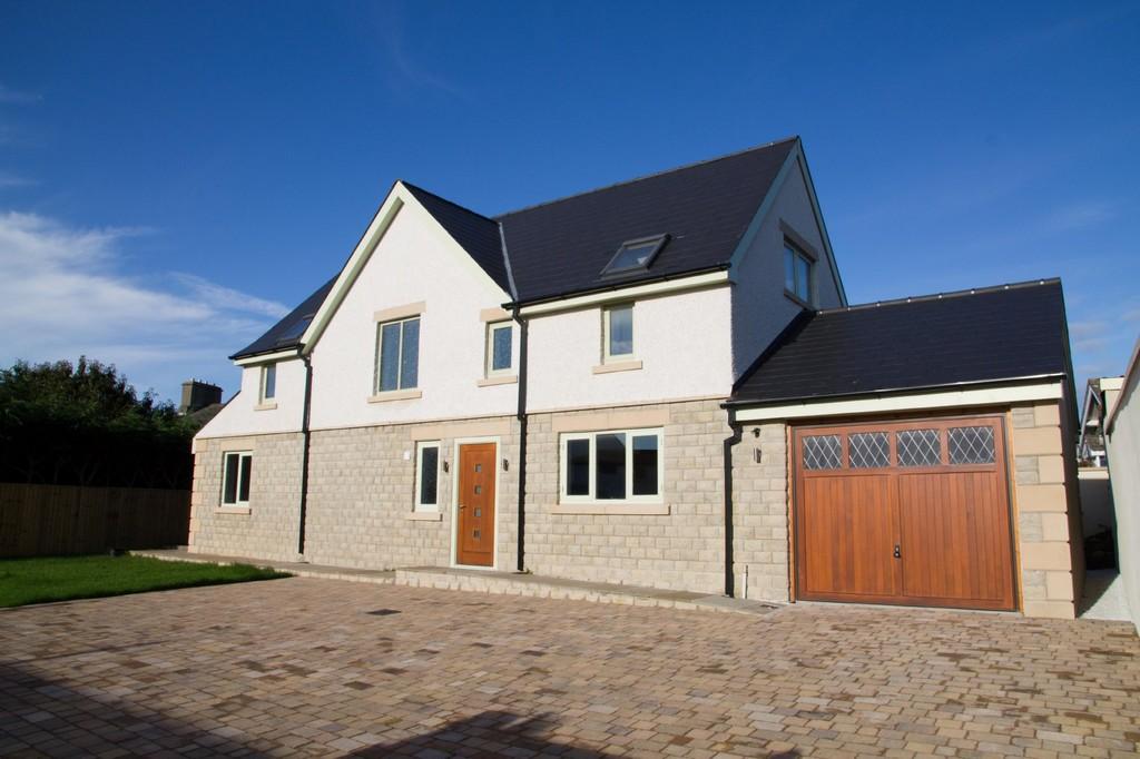 Locke Lodge, 91a North Road, Carnforth, Lancashire, LA5 9LX 4 bed