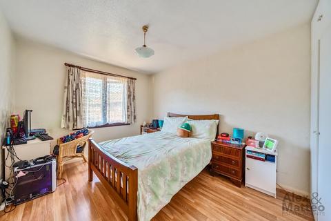2 Whittaker Way, London, SE1 5RD