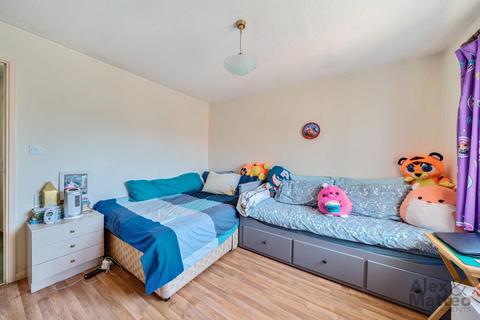 2 Whittaker Way, London, SE1 5RD