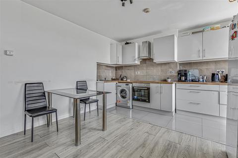 4 bedroom flat for sale, Tildesley Road, London