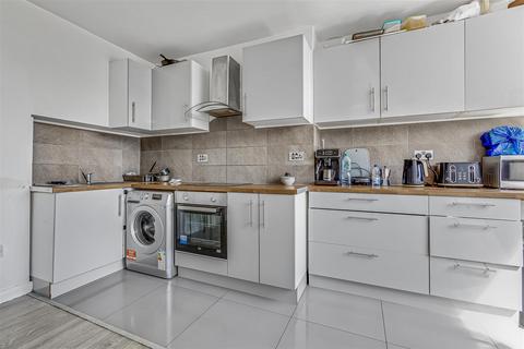 4 bedroom flat for sale, Tildesley Road, London