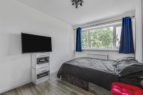 4 bedroom flat for sale, Tildesley Road, London