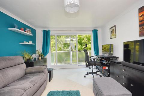 2 bedroom flat for sale, Kings Avenue, Eastbourne