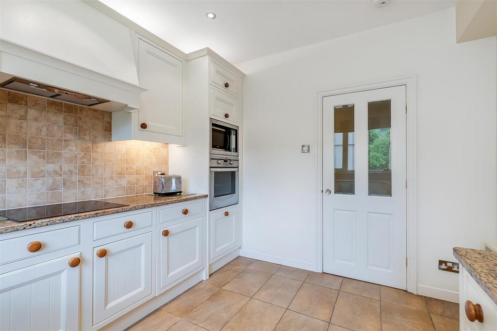 Kitchen 2.jpg