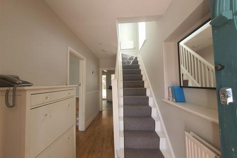 5 bedroom semi-detached house to rent, Daryngton Drive, Guildford