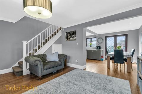 12 Rumsley, Waltham Cross, EN7 6BW
