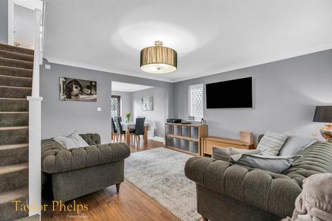 12 Rumsley, Waltham Cross, EN7 6BW