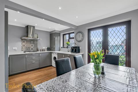 12 Rumsley, Waltham Cross, EN7 6BW