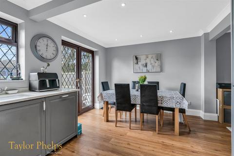 12 Rumsley, Waltham Cross, EN7 6BW