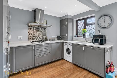 12 Rumsley, Waltham Cross, EN7 6BW