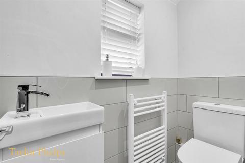 12 Rumsley, Waltham Cross, EN7 6BW