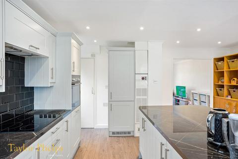 31 Delfcroft, Ware, SG12 0BH