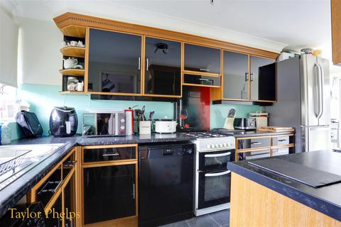 86 Cavell Road, Cheshunt, Waltham Cross, EN7 6JL