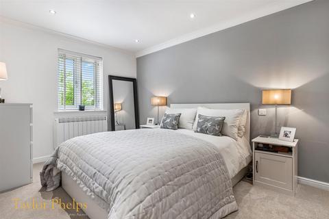 6 Deer Close, Hertford, SG13 7NR