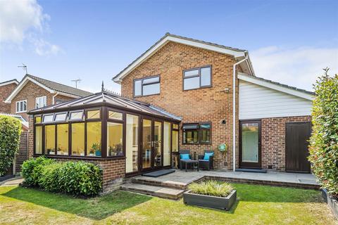 8 Brocklands, Yateley, GU46 6YU