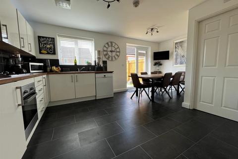 31 Mackeson Drive, Ashton-under-lyne, OL6 8EP