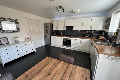 31 Mackeson Drive, Ashton-under-lyne, OL6 8EP