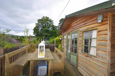 undefined, Troedyrallt