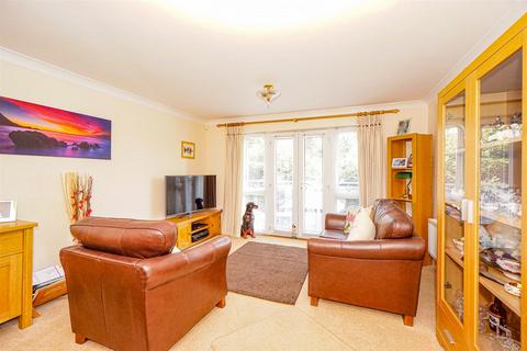 2 bedroom flat for sale, Beachy Head View, St. Leonards-On-Sea