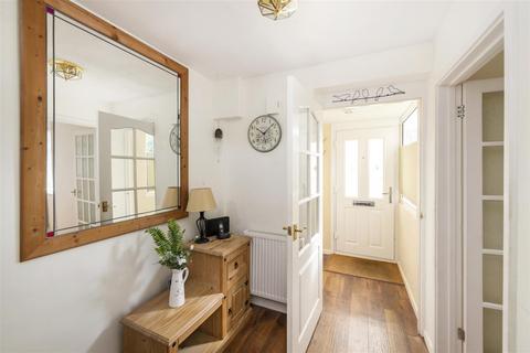 18 Avondale Close, Horley, RH6 8BN