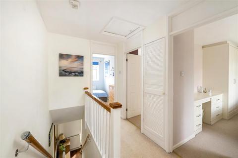 18 Avondale Close, Horley, RH6 8BN