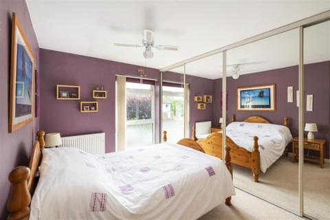 18 Avondale Close, Horley, RH6 8BN