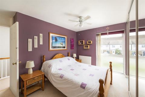 18 Avondale Close, Horley, RH6 8BN
