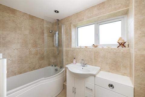 18 Avondale Close, Horley, RH6 8BN