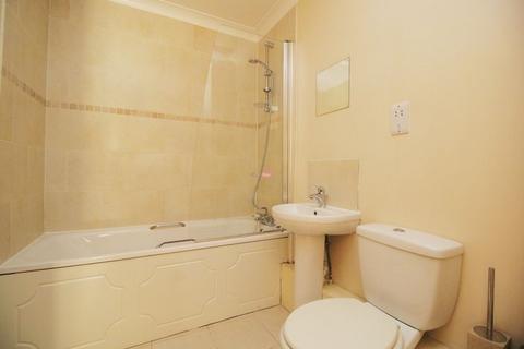 2 bedroom apartment to rent, Kestrel Road, Chatham