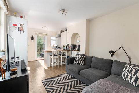 2 bedroom flat for sale, Chestnut Road, Raynes Park SW20