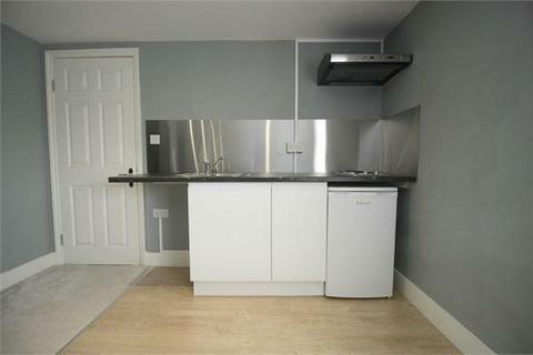 Studio to rent, Sandringham Road, London E10