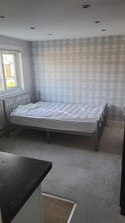 Studio to rent, Sandringham Road, London E10