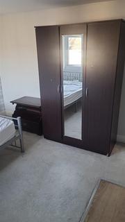 Studio to rent, Sandringham Road, London E10