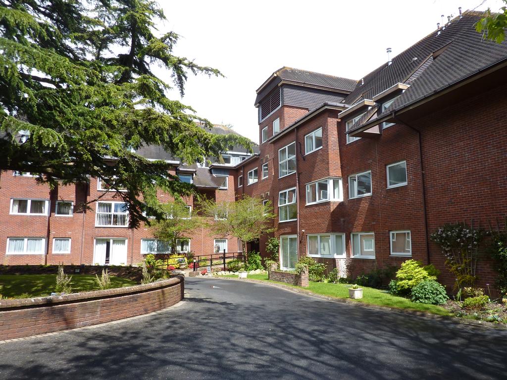 162164 Canford Cliffs Road, Canford Cliffs, Poole BH13 2 bed