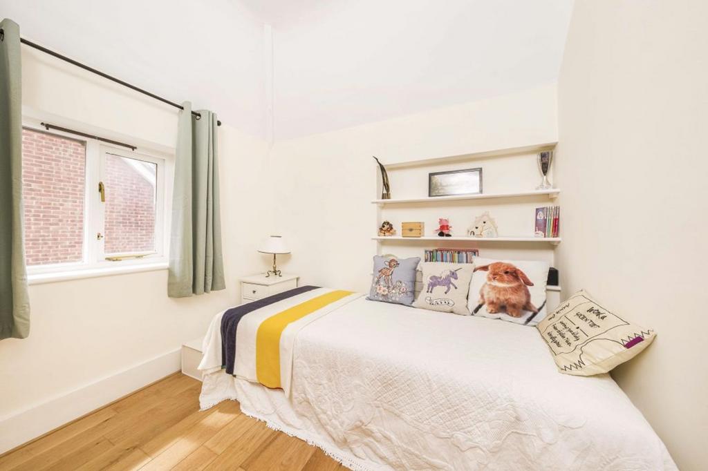 Middle bedroom